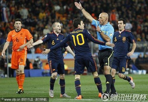 文:荷兰0-1西班牙 西班牙队员不满判罚_2010南