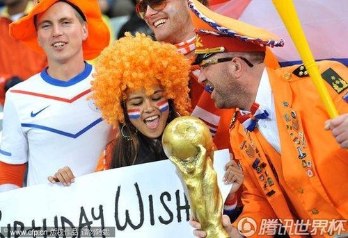 图文:乌拉圭2-3荷兰 球迷手捧金杯_世界杯图片