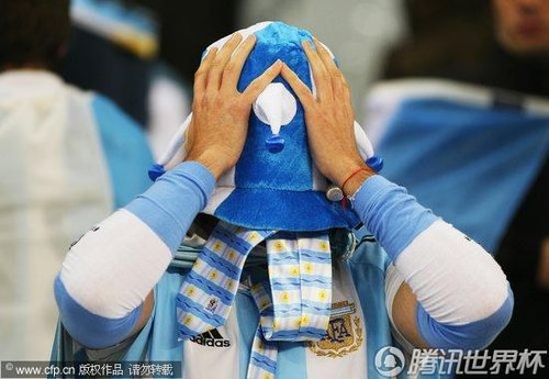 图文:阿根廷0-4德国 球迷失望掩面_B组新闻