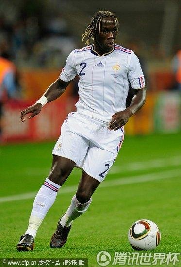 图文:法国VS乌拉圭 萨尼亚带球插上_国际足球