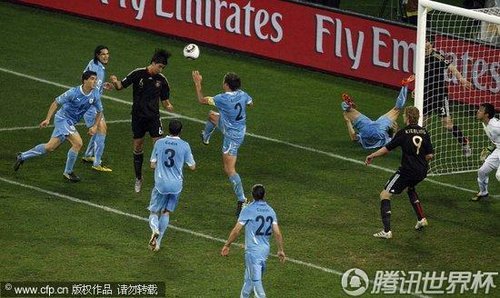 图文:德国3-2乌拉圭 赫迪拉头球射门_世界杯图