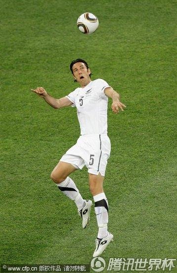 图文:意大利VS新西兰 维斯里奇头球解围_201