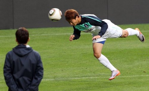 2010世界杯前瞻:韩国队训练备战 朴智星场边观
