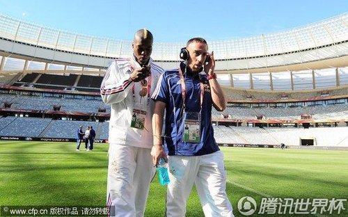 图文:法国赛前踩场 里贝里听音乐西塞玩手机_