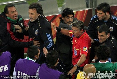 图文:阿根廷VS墨西哥 中场球员险些冲突_B组