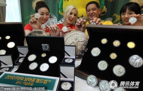 图文:世界杯限量纪念币亮相韩国(7)