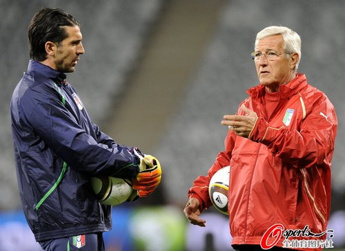 图文:意大利队适应场地 里皮布冯场上交流-温州