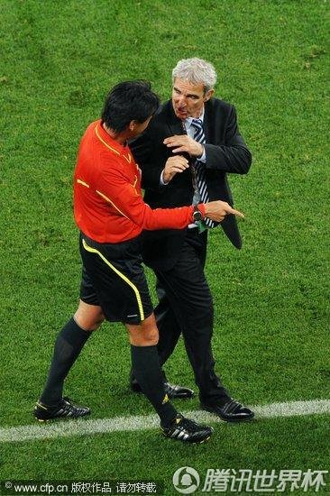 图文:法国VS乌拉圭 多梅内克被劝出场_2010南