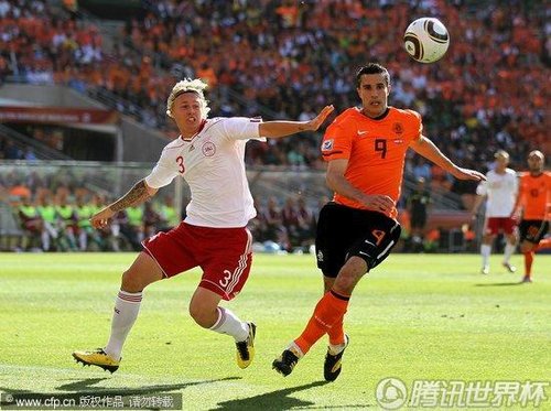 图文:荷兰vs丹麦 范佩西射门偏出_2010南非世界杯