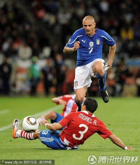 图文:意大利1-1巴拉圭 罗德里格斯铲断_世界杯