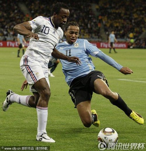 图文:法国VS乌拉圭 戈武被抢断_2010南非世界杯