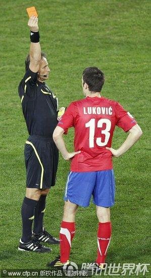 图文:2010世界杯红牌盘点 塞尔维亚卢科维奇_