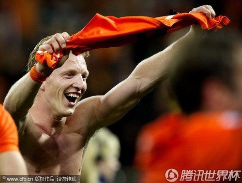 图文:荷兰3-2乌拉圭 荷兰队员脱球衣庆祝_201