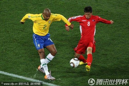图文:巴西Vs朝鲜 麦孔防守尹志南_世界杯图片
