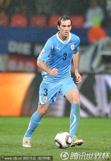 图文:德国3-2乌拉圭 戈丁带球