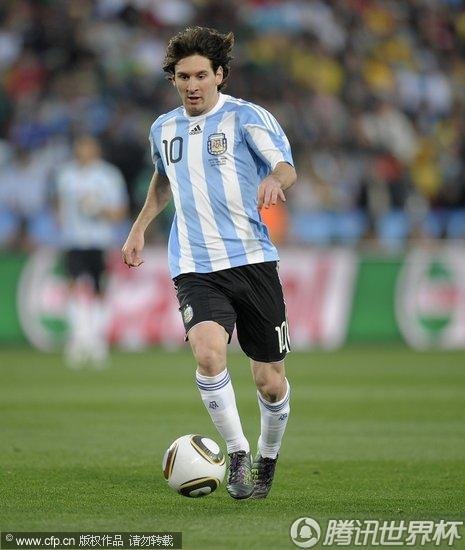图文:阿根廷1-0尼日利亚 梅西运球_2010南非世