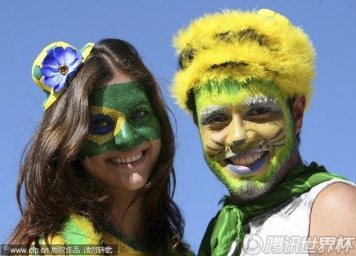 图文:荷兰2-1巴西+巴西球迷彩绘脸谱