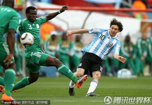 图文:阿根廷VS尼日利亚 梅西射门瞬间_B组新