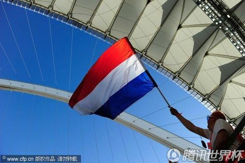 图文:荷兰VS日本 球迷高举国旗_世界杯图片