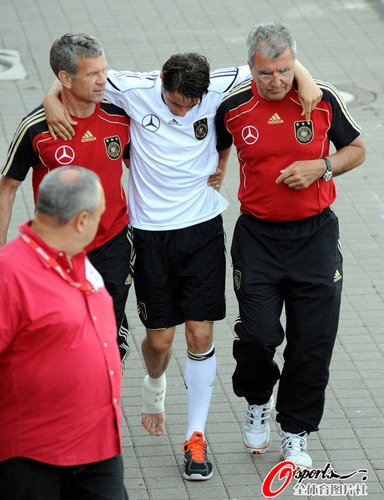 热身赛德国队4-0胜南蒂罗尔 巴拉克替身受伤