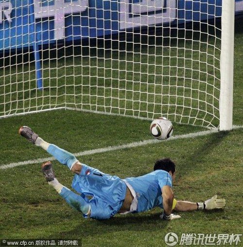 图文:智利VS西班牙 皮球打入球门死角_2010南