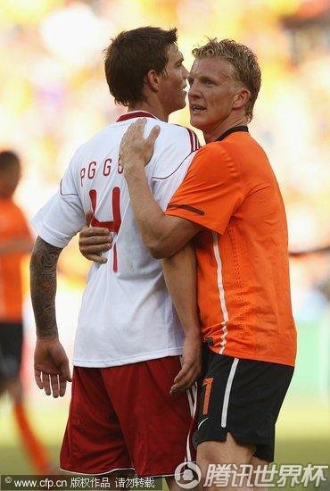 图文:荷兰2-0丹麦 库伊特拥抱对手_世界杯图片