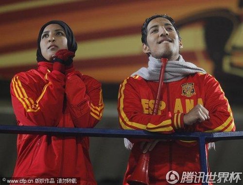 图文:智利1-2西班牙 西班牙球迷等待晋级_201