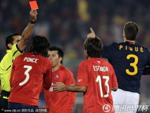 图文:智利VS西班牙 裁判罚下埃斯普拉达
