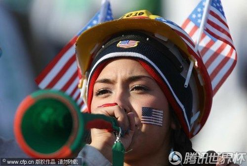 图文:美国VS<em>阿尔及利亚</em> 美女吹响号角_2010南