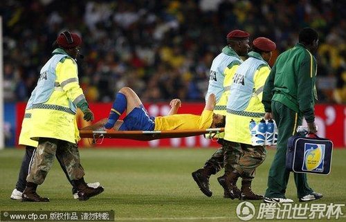 图文:巴西3-1科特迪瓦 巴西队员受伤下场_世界