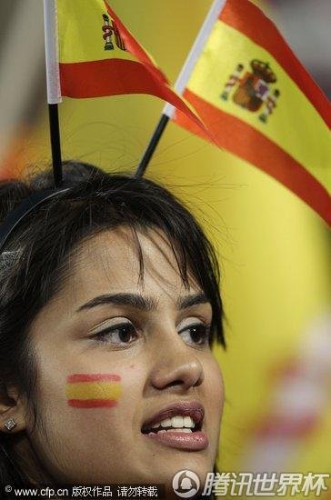 图文:西班牙2-0洪都拉斯 美女专注比赛_世界杯