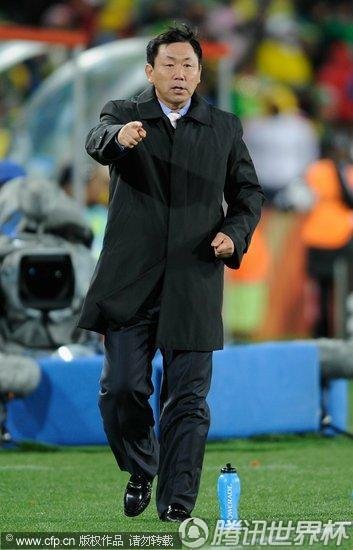 图文:巴西VS朝鲜 金正勋场边指导_世界杯图片