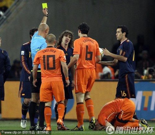 图文:荷兰VS西班牙 普约尔受黄牌警告_世界杯