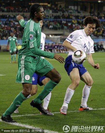 图文:尼日利亚VS韩国 队长卡努争抢足球_201