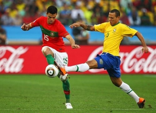 图文:巴西VS葡萄牙 双方拼抢_2010南非世界杯