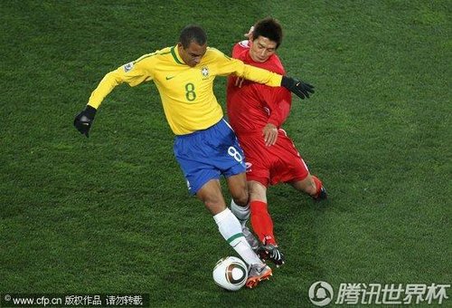 图文:巴西VS朝鲜 席尔瓦控球稳定_世界杯图片