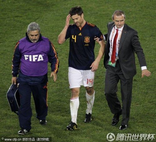 图文:智利VS西班牙 阿隆索下场治疗_2010南非
