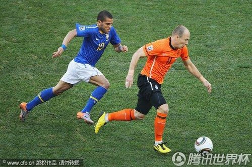 图文:荷兰2-1巴西 罗本突破阿尔维斯_世界杯图
