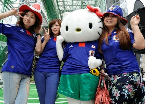 图文:日本女球迷与卡通合影 为球队加油_世界