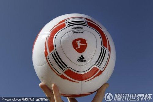 图文:德甲官方用球借世界杯东风发布(12)