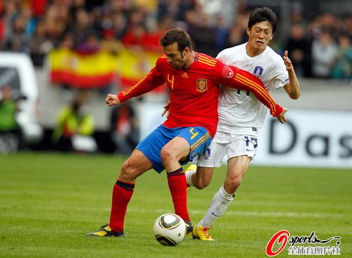 图文:热身赛西班牙1-0韩国 马切纳护球_
