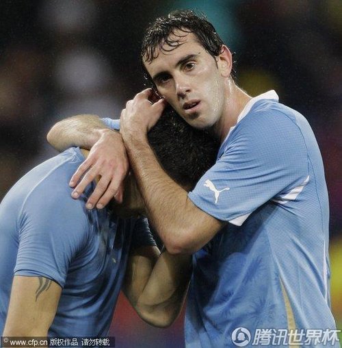 图文:德国3-2乌拉圭 乌拉圭队员哭泣