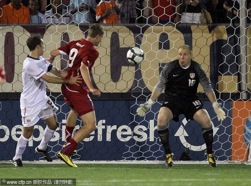 图文:热身赛捷克4-2美国 古赞试图封堵射门_世