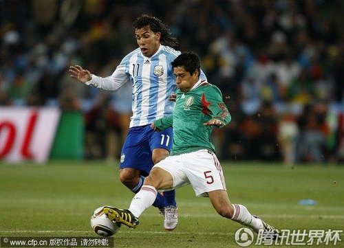 图文:阿根廷3-1墨西哥 奥索里奥断球_b组新闻