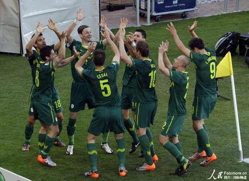 图文：阿尔及利亚0-1斯洛文尼亚 挥手庆祝