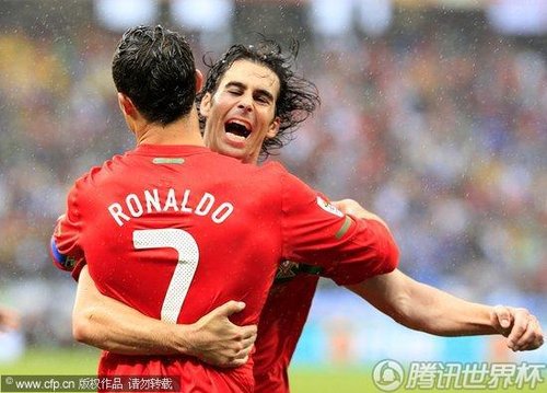 图文:葡萄牙7-0朝鲜 C罗拥抱队员庆祝进球