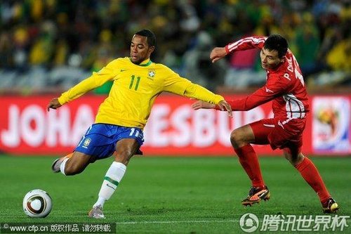 图文:巴西Vs朝鲜 罗比尼奥突破防守射门_世界