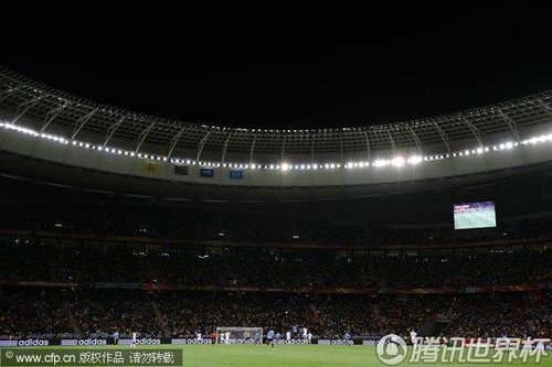 图文:法国VS乌拉圭 夜幕下绿点球场_世界杯图