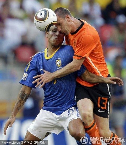 图文:荷兰VS巴西 奥耶尔头球解围_世界杯图片