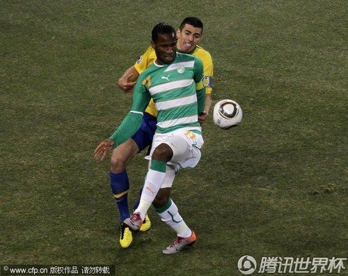 图文:巴西VS科特迪瓦 卢西奥紧盯德罗巴_世界
